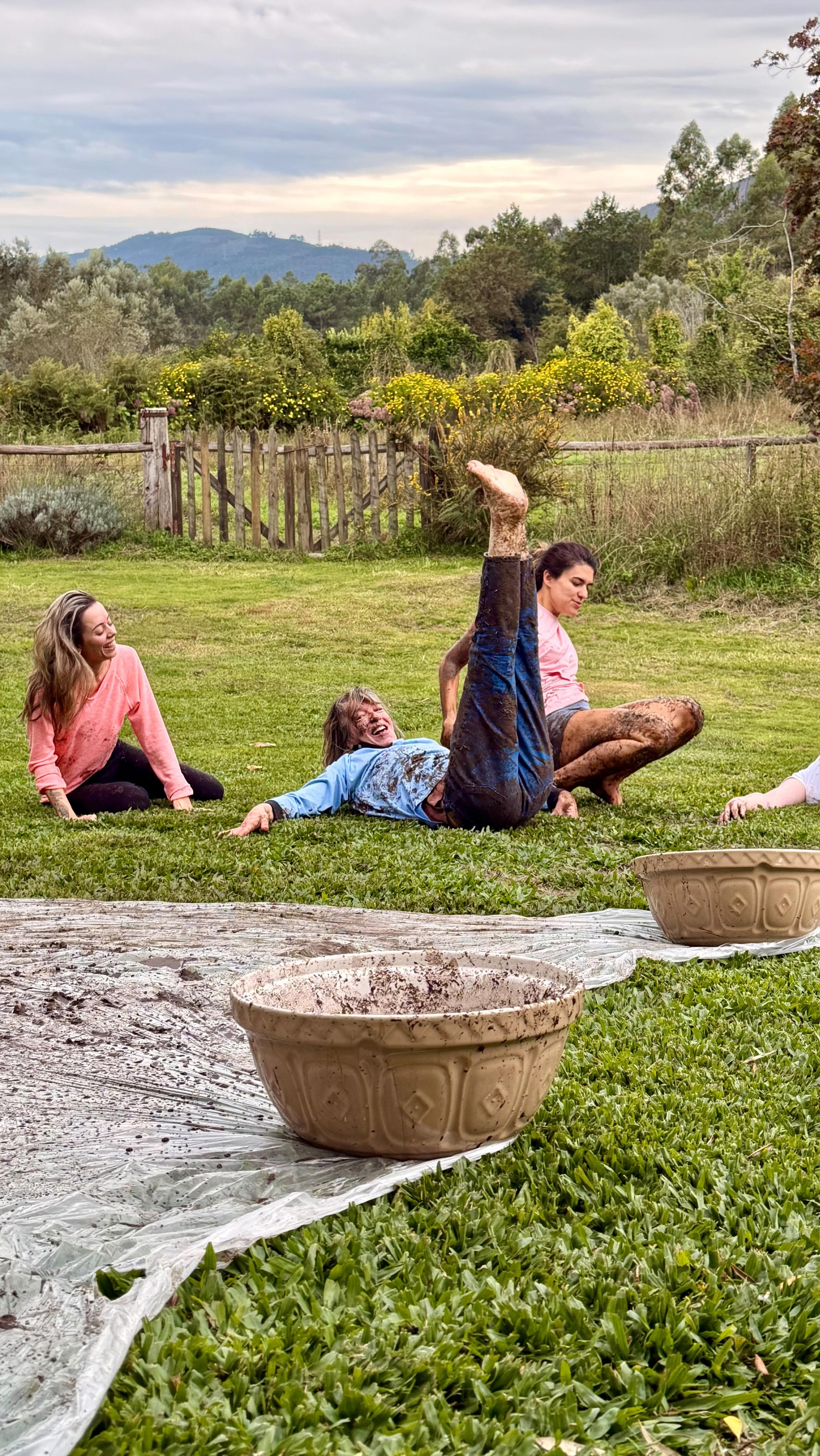 Memórias da Ativação em Retiro 9️⃣9️⃣9️⃣ (Setembro de 2025), que recordei neste dia de portal 4/4 (com energia coletiva 9) no dia mundial da Terra 😍🌱

Lembro-me desta prática como se fosse hoje, fui das primeiras mais uma das participantes a fazê-la. Uma parte de mim estava na resistência, não sabia o que fazer e aos poucos lá se foi soltando. Depois veio o desejo de rebolar e sujar-me ainda mais na terra molhada, mas ainda demorou um pouco. Recordo-me de pensar “onde estava com a cabeça para dinamizar algo assim” 😅

A verdade é que foi libertador. Para muitas, no início foi desconfortável nem fez muito sentido. Mais tarde, percebemos o impacto deste exercício e o quanto nos impedimos de ser e de desfrutar da vida em conexão com a nossa criança interior…

Cada sensação no corpo, o cheiro a terra molhada, cada gargalhada, cada impulso… não se explicam, apenas se sentem ❤️‍🔥

Vivemos numa era em que as brincadeiras na terra são raras ou inexistentes, mas quantas de nós não brincamos com terra na nossa infância? Ouvimos o “não te podes sujar”. Crescemos para ser “direitinhas”, “perfeitas” e perdemos este nosso lado que pode conectar-se e divertir-se com a natureza à nossa volta. Algo tão simples e ao mesmo tempo tão profundo e curador.

Por vezes, não são necessárias práticas intensas a nível emocional para sairmos da zona de conforto e libertarmos ou tomarmos consciência de algo. O processo pode ser leve e ao mesmo tempo divertido e igualmente recebermos tanto do mesmo sobre nós 👌

Em Maio, cá estamos para mais uma experiência totalmente única e impactante em retiro. Últimas 3 vagas, sabe mais no link na bio ou envia-me uma mensagem privada para @jessicamaltez.pt 🙌

#experienciasemretiro #retiros #diamundialdaterra #criançainterior #circulosdemulheres